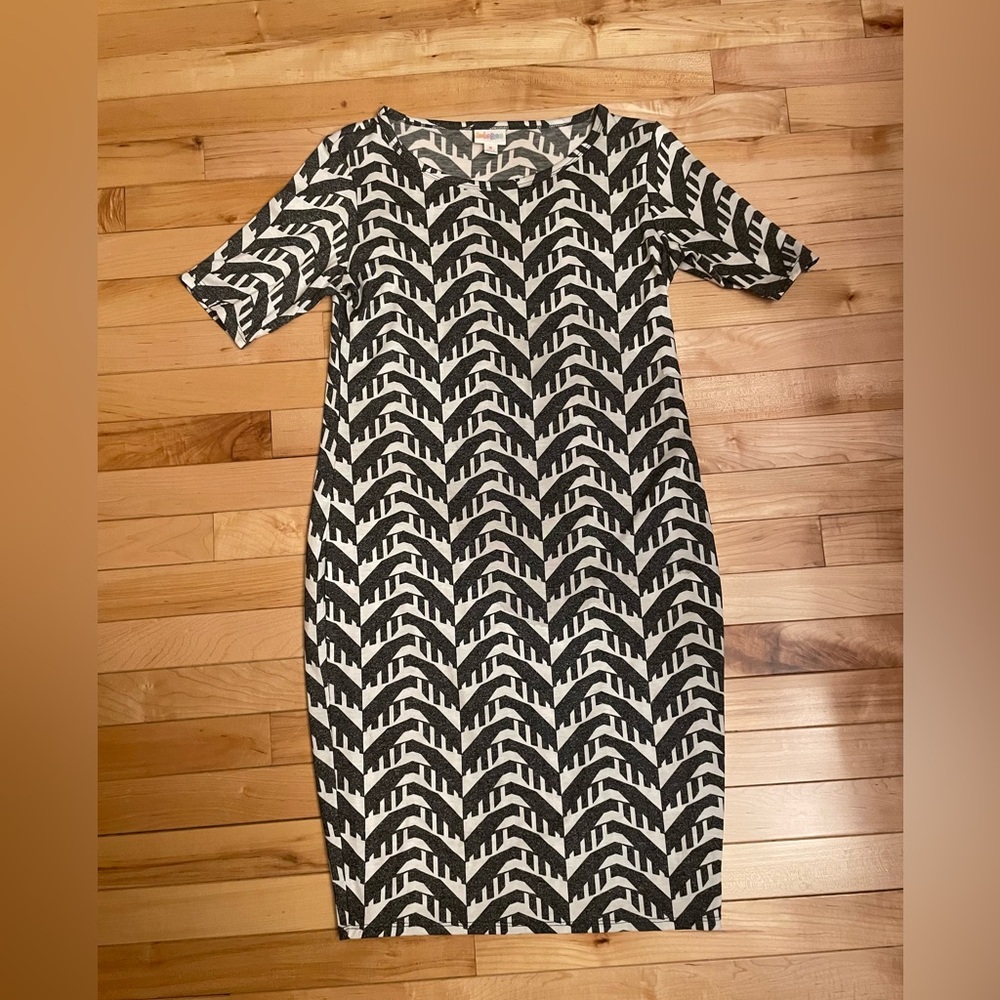 Lularoe size M white and charcoal fitted dress 👗